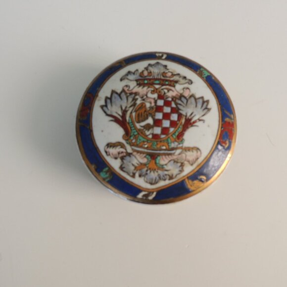 Round Hand-Painted Chinese Export Box With Lid Depicting a Coat-Of-Arms - Picture 2 of 4